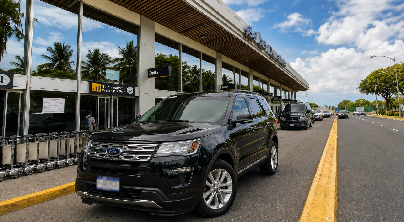 SUV negra de Zuma estacionada frente a la terminal del Aeropuerto Internacional de El Salvador