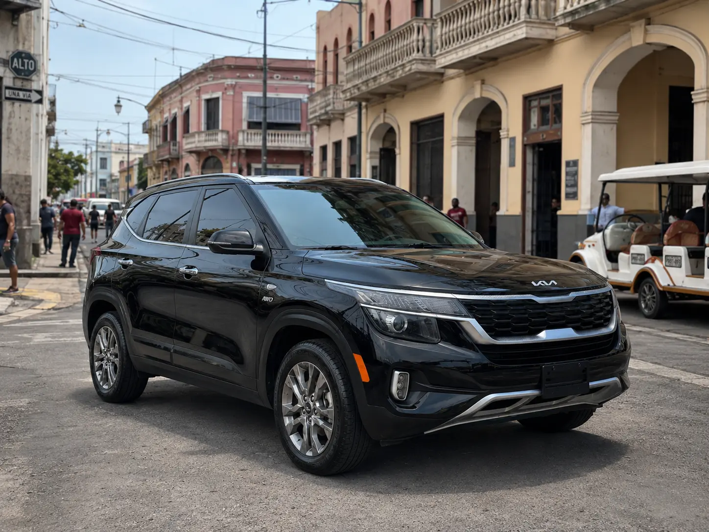 SUV negra recorriendo el centro histórico de una ciudad salvadoreña