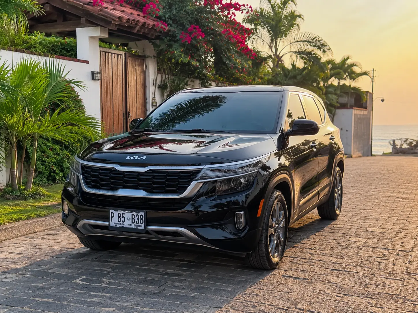 SUV compacta negra de dos filas frente a una casa de playa al atardecer